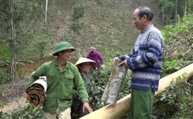 Ông Triệu Đức Lâm (bên phải) tuyên truyền, vận động nhân dân thôn Khe Phưa, xã Minh An đầu tư mở rộng vùng quế tại địa phương.