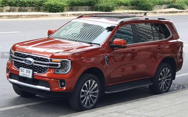 Ngoại hình Ford Everest 2023 phiên bản Platinum gần giống biến thể Titanium+.