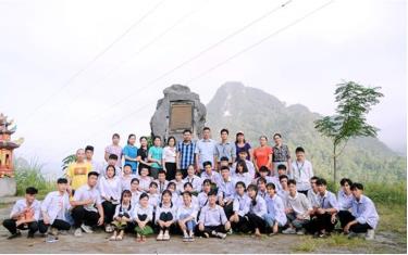 Học sinh Trường THPT huyện Văn Chấn tham gia hoạt động ngoại khóa tại “địa chỉ đỏ” đèo Lũng Lô thuộc xã Thượng Bằng La, huyện Văn Chấn.