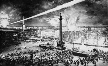 Đêm 7/11/1917 (25/10 theo lịch Nga cũ), quân khởi nghĩa tấn công vào Cung điện Mùa Đông ở Petrograd, mở đầu cuộc Cách mạng Tháng Mười Nga. Ảnh: Tư liệu quốc tế/TTXVN