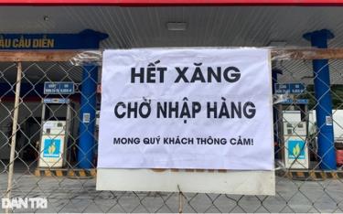 Chiều 11/11, sau khi giá xăng đã tăng, tại Hà Nội vẫn có hiện tượng cây xăng đóng cửa