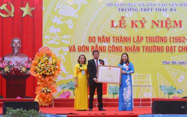 Phó Chủ tịch UBND tỉnh Vũ Thị Hiền Hạnh trao Bằng công nhận đạt chuẩn quốc gia mức độ I cho nhà trường. 
