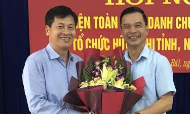 Đồng chí Dương Văn Tiến - nguyên Chủ tịch Liên hiệp tặng hoa chúc mừng đồng chí Ngô Hạnh Phúc - Uỷ viên Ban Thường vụ Tỉnh uỷ, Phó Chủ tịch UBND tỉnh tham gia Ban chấp hành, Ban Thường vụ Liên hiệp  và giữ chức danh Chủ tịch kiêm nhiệm Liên hiệp tỉnh Yên Bái, nhiệm kỳ 2018 - 2023.