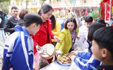 Các thầy cô giáo và học sinh trong hoạt động trải nghiệm “Lễ hội mùa xuân” do nhà trường tổ chức.