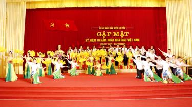 Tiết mục biểu diễn văn nghệ chào mừng tại kỷ niệm 40 năm Ngày Nhà giáo Việt Nam do UBND huyện Lục Yên tổ chức