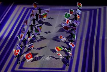 Các nghệ sĩ trình diễn quốc kỳ của 32 đội tuyển tham gia tranh tài tại World Cup 2022 trong lễ khai mạc giải đấu, trên sân Al-Bayt ở Al Khor, Qatar ngày 20/11/2022.