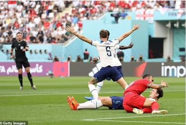 Harry Maguire bị kéo ngã trong vòng cấm nhưng tuyển Anh không được hưởng quả phạt đền