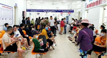 Trung tâm nhi, Bệnh viện Trung ương Huế quá tải do số lượng bệnh nhi thăm khám, nhập viện tăng vọt.