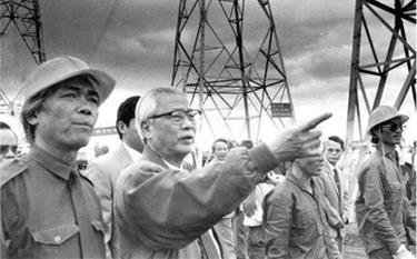 Đồng chí Võ Văn Kiệt trong ngày hoàn thành đường dây tải điện 500KV Bắc - Nam (tháng 5/1994). Ảnh: T.L
