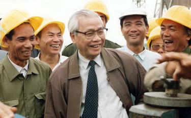 Thủ tướng Võ Văn Kiệt và công nhân trên công trường xây dựng trạm biến thế 500kv Pleiku ngày 3/11/1993.