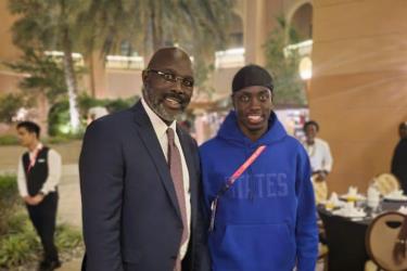 Cựu danh thủ bóng đá, Tổng thống Liberia George Weah chụp ảnh với con trai - tiền đạo Timothy Weah của đội tuyển Mỹ.