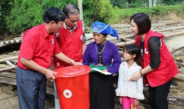 Hội chữ thập đỏ hỗ trợ nạn nhân lũ lụt tại Yên Bái năm 2016. (Ảnh minh họa)