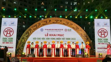 Các đại biểu cắt băng khai mạc hội chợ.