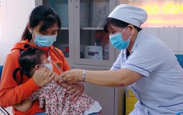 Trẻ nhỏ tiêm vắc xin trong chương trình tiêm chủng mở rộng để phòng bệnh - Ảnh: Trung tâm Kiểm soát bệnh tật TP.HCM cung cấp