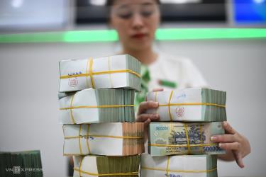 Giao dịch kiểm tiền tại một ngân hàng thương mại ở TP HCM.