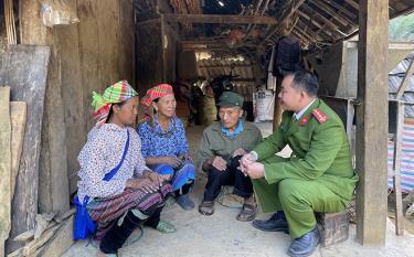 Công an xã Mồ Dề tuyên truyền về đấu tranh, phòng chống ma túy cho người dân.