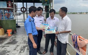 Đoàn kiểm tra liên ngành kiểm tra các điều kiện an toàn, trao tài liệu tuyên truyền bảo đảm ATGT đường thủy đối với chủ phương tiện, thuyền viên, người lái...