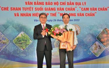 Lãnh đạo Cục Sở hữu trí tuệ, Bộ Khoa học và Công nghệ trao giấy chứng nhận đăng ký Chỉ dẫn địa lý l“Chè Shan tuyết Suối Giàng Văn Chấn”, “Cam Văn Chấn”  và Nhãn hiệu tập thể “Mật ong Văn Chấn” cho huyện Văn Chấn.