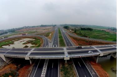 Tuyến cao tốc Hà Giang – Yên Bái – Hà Nội – Lào Cai với nút giao trực tiếp tại Lục Yên sẽ là động lực phát triển kinh tế của huyện, tiến đến thành lập thị xã Lục Yên.