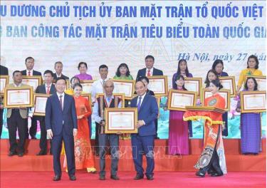 Chủ tịch nước Nguyễn Xuân Phúc và Thường trực Ban Bí thư Võ Văn Thưởng trao Bằng khen của Thủ tướng Chính phủ cho các điển hình tiêu biểu.