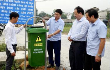 Đồng chí Giàng A Câu (thứ 2, phải sang) - Chủ tịch Hội Nông dân tỉnh kiểm tra mô hình nông dân tham gia bảo vệ môi trường tại xã Yên Phú, huyện Văn Yên.
