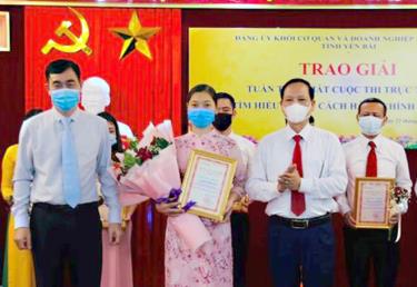 Ban Tổ chức trao giải cho thí sinh đoạt giải Nhất tuần thứ nhất Cuộc thi trực tuyến tìm hiểu “Cải cách hành chính năm 2021”.