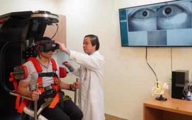 Bệnh nhân rối loạn tiền đình được điều trị với ghế tập phục hồi chức năng tiền đình TRV. Nguồn ảnh: Bệnh viện Đa khoa Tâm Anh.
