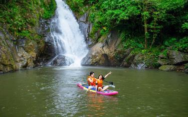 Du khách thích thú trải nghiệm Khu du lịch sinh thái Cổng trời Đông Giang.