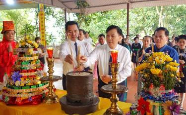 Các đồng chí lãnh đạo huyện Lục Yên dâng hương tại đền Đại Cại - chùa Tháp Bảo, xã Tân Lĩnh.