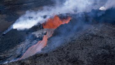 Nham thạch chảy ra từ đỉnh núi Mauna Loa tháng 4-1984.