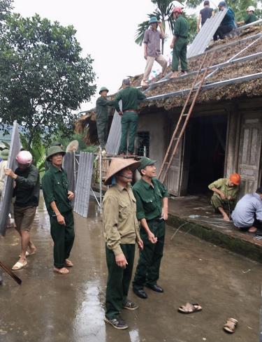 Hội viên Hội Cựu chiến binh xã Báo Đáp, huyện Trấn Yên giúp hộ nghèo sửa chữa nhà ở.
