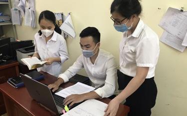 đăng nhập dafabet TAND huyện Trấn Yên, trao đổi nghiệp vụ trong hoạt động xét xử.