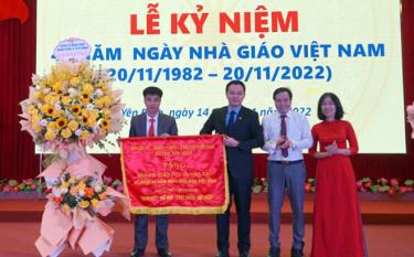 Thay mặt Huyện ủy - HĐND - UBND - UBMTTQ Việt Nam huyện Yên Bình đồng chí An Hoàng Linh - Bí thư huyện Yên Bình tặng ngành GD-ĐT huyện bức cờ thêu mang dòng chữ: 