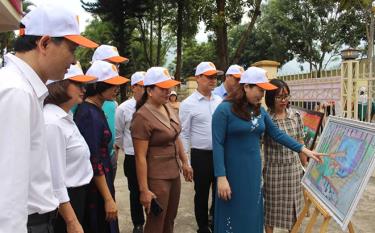 Vice Chairwoman of the provincial People's Committee Vu Thi Hien Hanh, Head of the provincial Committee for the Advancement of Women, visits the photo exhibition, together with leaders of departments, branches, unions.