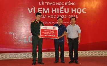 Trung tá Vũ Xuân Hoàn - Giám đốc Viettel Yên Bái trao tặng biểu trưng 700 suất học bổng cho học sinh nghèo vượt khó tỉnh Yên Bái năm 2022.