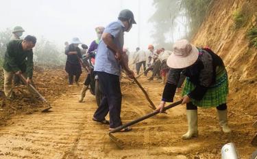 Người dân xã Châu Quế Thượng làm đường giao thông nông thôn.