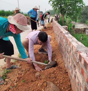 Ban Công tác Mặt trận thôn Cốc Củ, xã Phù Nham, thị xã Nghĩa Lộ vận động nhân dân tham gia trồng cây xây dựng tuyến đường xanh, sạch, đẹp.