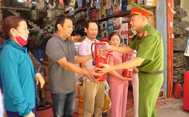 Lãnh đạo Phòng Cảnh sát PCCC&CNCH, Công an tỉnh tặng bình cứu hỏa cho người dân xã Tân Lĩnh, huyện Lục Yên.