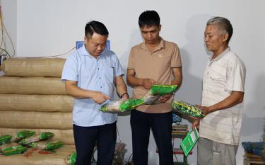 Lãnh đạo Phòng Giao dịch NHCSXH huyện Trấn Yên cùng lãnh đạo xã Quy Mông đến thăm mô hình sản xuất miến đao của gia đình ông Đỗ Danh Toàn, thôn Thịnh Ân.