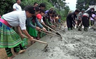 Đồng bào dân tộc Mông xã Kiên Thành (Trấn Yên) tham gia bê tông hóa giao thông nông thôn.