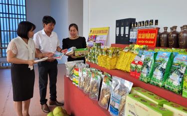 Leaders of the district's division of agriculture and rural development examine OCOP products.
