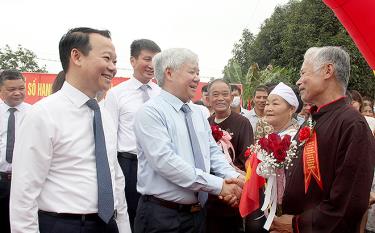 Leaders of the Party Central Committee and Yen Bai province share joy with residents of Quy Mong commune on its recognition as a new-style rural area with higher standards.