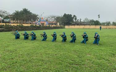 Lực lượng dân quân huyện Trấn Yên thực hành huấn luyện