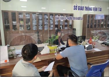 Cán bộ Sở Giao thông vận tải tiếp nhận hồ sơ từ người dân