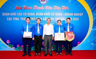 Bí thư Chi đoàn Văn phòng Đoàn ĐBQH, HĐND và UBND tỉnh Ninh Tuấn Vũ (thứ nhất, bên trái) nhận bằng khen của Trung ương Đoàn tại Lễ tuyên dương Thanh niên tiên tiến làm theo lời Bác Đoàn khối Các cơ quan, Đoàn khối CQ&DN tỉnh, thành phố phía Bắc giai đoạn 2021 - 2022.