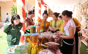 Hoạt động trưng bày gian hàng quảng bá, xúc tiến thương mại tiêu thụ các sản phẩm vùng miền của địa phương trong “Ngày hội Phụ nữ khởi nghiệp” năm 2022 thu hút nhiều chị em tham gia.