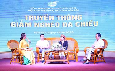 Chị Đặng Thị Hương (thứ 2, bên phải) ở thôn Khe Đát, xã Tân Đồng, huyện Trấn Yên tham gia Hội nghị truyền thông giảm nghèo đa chiều do Hội Liên hiệp Phụ nữ Việt Nam và Hội Liên hiệp Phụ nữ tỉnh phối hợp tổ chức chia sẻ về lợi ích của đồng vốn chính sách.