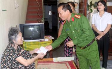 Lãnh đạo Công an tỉnh thăm hỏi, động viên gia đình có người tử vong vì tai nạn giao thông trên địa bàn thành phố Yên Bái trong Ngày Thế giới tưởng niệm các nạn nhân tử vong do giao thông đường bộ năm 2022