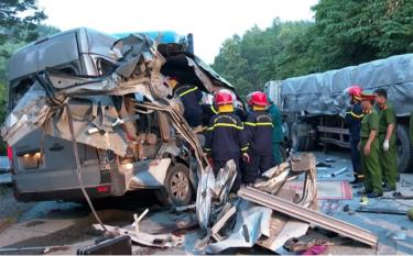 Hiện trường vụ tai nạn liên hoàn thảm khốc khiến 5 người tử vong, 10 người bị thương.
