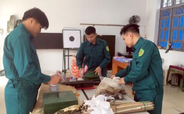 Ban Chỉ huy quân sự phường Pú Trạng, thị xã Nghĩa Lộ chuẩn bị cơ sở vật chất phục vụ huấn luyện.